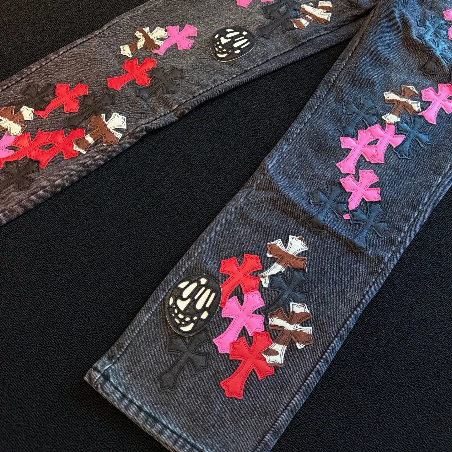P300 style number: D357 ChromeHearts ChromeHearts multi-color skull contrasting leather patch straight pants ceiling-level jeans, a pair is hard to find at the counter‼ ️About Zangyin✅This is an extremely luxurious fashion brand that can also be called the aristocracy of the high street. It has always been an exclusive brand for some hipsters or rich second generations. The color of this model is already very eye-catching by using a unique washed material. It is decorated with pink patch cross flowers, which cleverly highlights the charm of the brand. Secondly, this model adopts a classic high-waist cut design, which highlights the long legs and fashionable temperament of the upper body. The brand is highly recognizable and the slim-fitting configuration is more suitable for daily wear. The personality will be fashionable and the specifications can be seen at a glance. Materials and technology ✅ Needless to say, this point goes without saying. As an excellent craftsman brand, Zangyin's requirements for details and craftsmanship are really perfect. The washed color of this model has gone through a lot of processes, not to mention the embellishment of the denim appliqués. It is also purely handmade and sewn. Just like what they believe in, only handmade things have soul and have the meaning of wearing. A top-notch heavy-duty fashionable denim item, recommended by both hands‼ ️ Size: 28, 30, 32, 34, 36 (S-XXL) Color: washed gray Size reference: Pants length 100 102 104 106 106 Waist 72 76 80 84 88 Recommended weight S (about 110 pounds) M (about 120 pounds) L (about 140 pounds) XL (about 165) XXL (about 185)